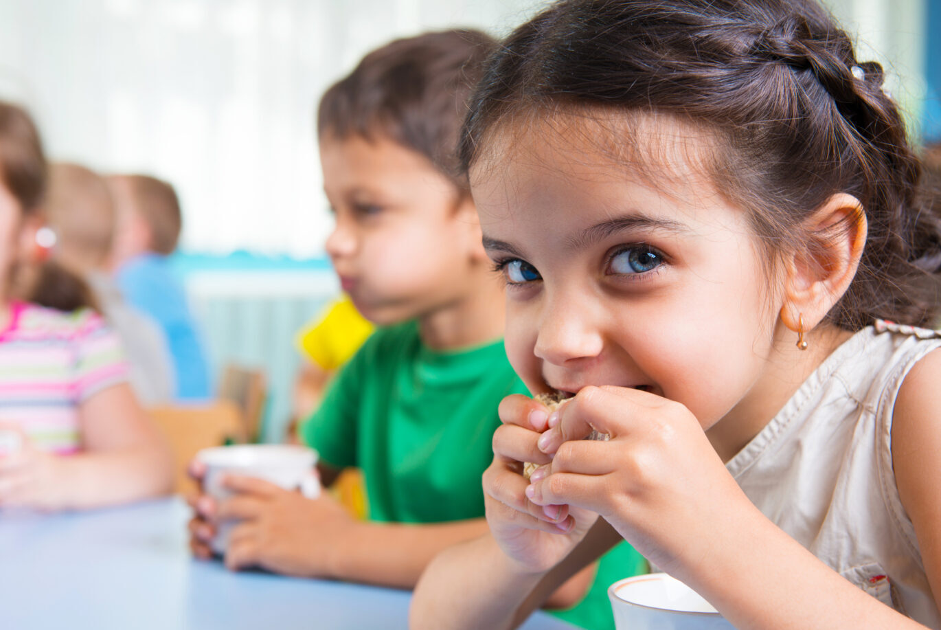 Preschooler eating with friends